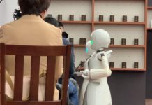 Des robots serveurs pilotés par des handicapés dans un café au Japon