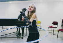 Une main bionique personnalisée pour les enfants, disponible en France et aux U.S.