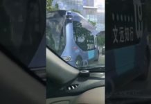 Quand une voiture autonome croise… un bus autonome !