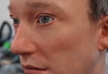 Beau coup de promo du Youtuber Tom Scott avec son double robotique Mesmer