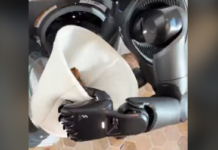 Enfin un robot qui se montre utile, sans faire de pirouette ! Une banalité un jour pour nos enfants