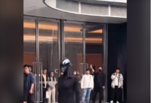 🇨🇳 Le robot Iron de Xpeng défile à nouveau…Voir la fin si vous pensez que c’est un humain déguisé !Objectif de production en masse d’ici fin 2026…