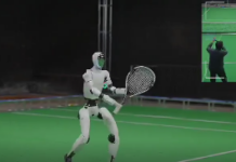 Ce robot renvoie des balles de tennis Ă 15 m/s.Et sa technique est plutĂŽt surprenante đ