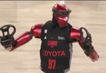 Le robot de Toyota fait le show à la mi-temps d’un match pro à Tokyo. 2m19, 74 kg… pourquoi entraîner ce robot au basket ? 👇