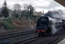 Un train à vapeur de 75 ans qui traverse les gares en Angleterre.Comment réagiront nos petits enfants face à l’IA ? 👇